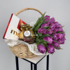 Корзина с фиолетовыми тюльпанами