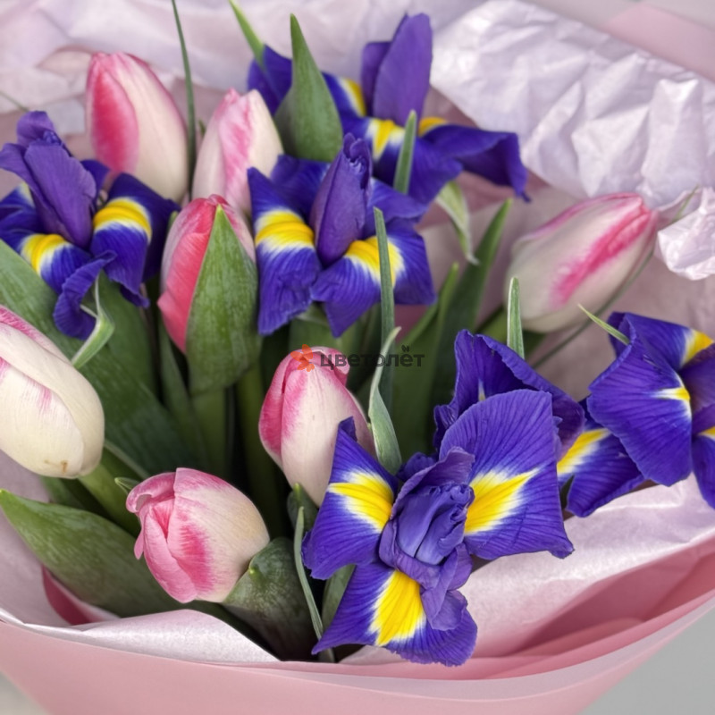 Букет с ирисами и тюльпанами "Весна"