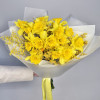 Букет с нарциссами и мимозой