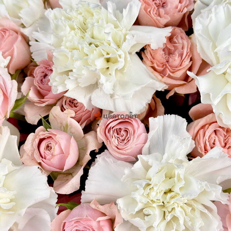 Нежный букет из розовых кустовых роз и диантусов